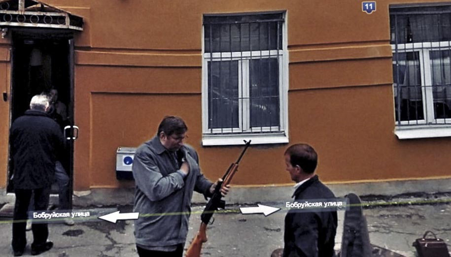 a man casually brandishing an assault weapon in russia